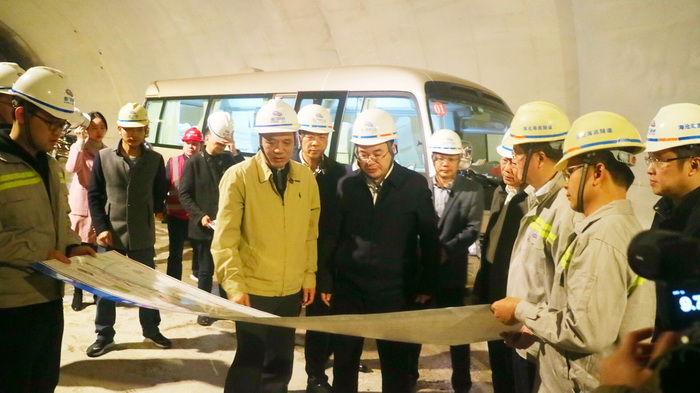 0121【工程公司】省委常委、市委書(shū)記胡昌升檢查海滄隧道安全生產(chǎn)工作-1_調整大小.jpg