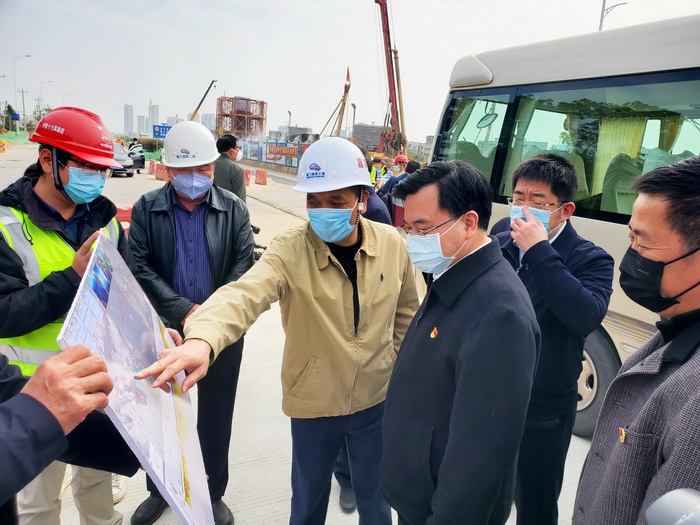 0212【工程公司】省委常委、市委書(shū)記胡昌升一行調研第二東通道工程復工、防疫工作_調整大小.jpg